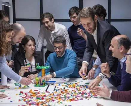 Colleghi assemblano una costruzione lego